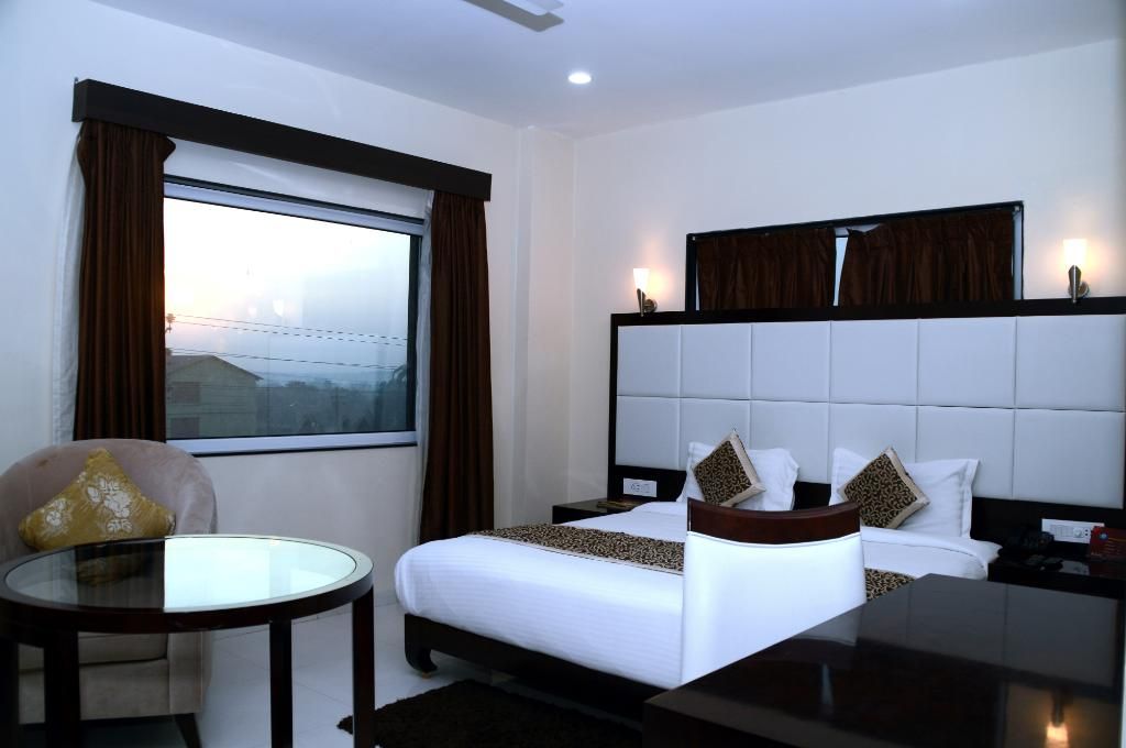 HOTEL THE KARAN DELUXE ROOM