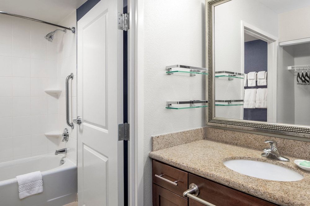Studio, 1 King Bed with Sofa bed (Mobility/Hearing Accessible, Tub)