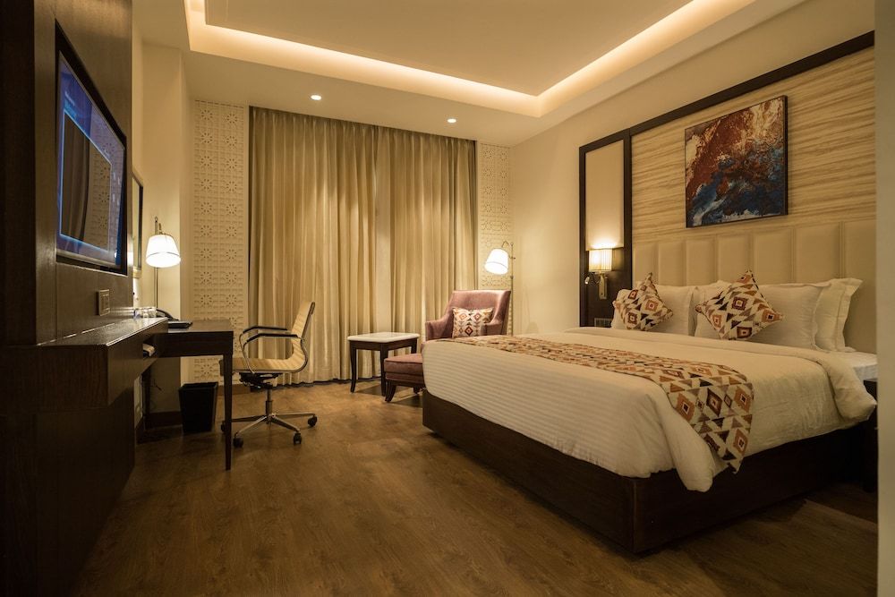 1 King Bed, Suite, Non Smoking