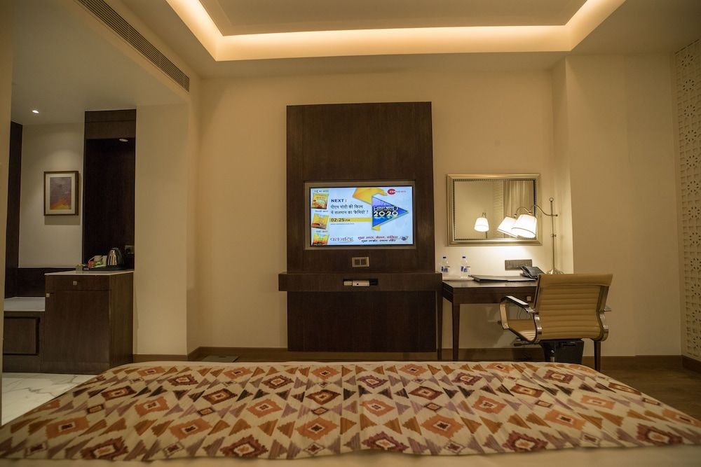 1 King Bed, Mobility Accessible Room, Non-Smoking