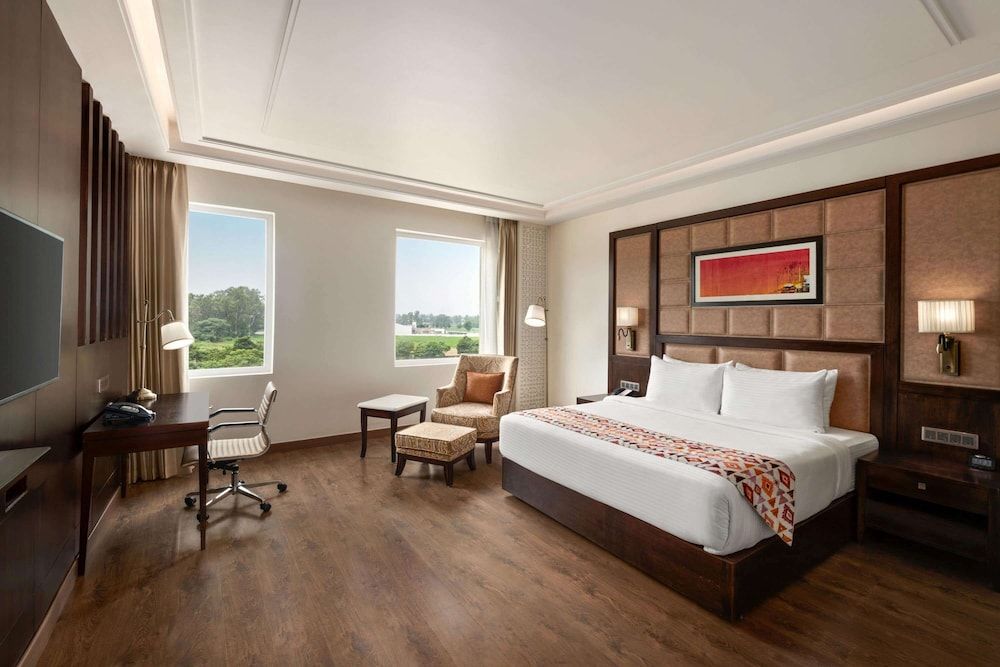 1 King Bed, Suite, Non Smoking