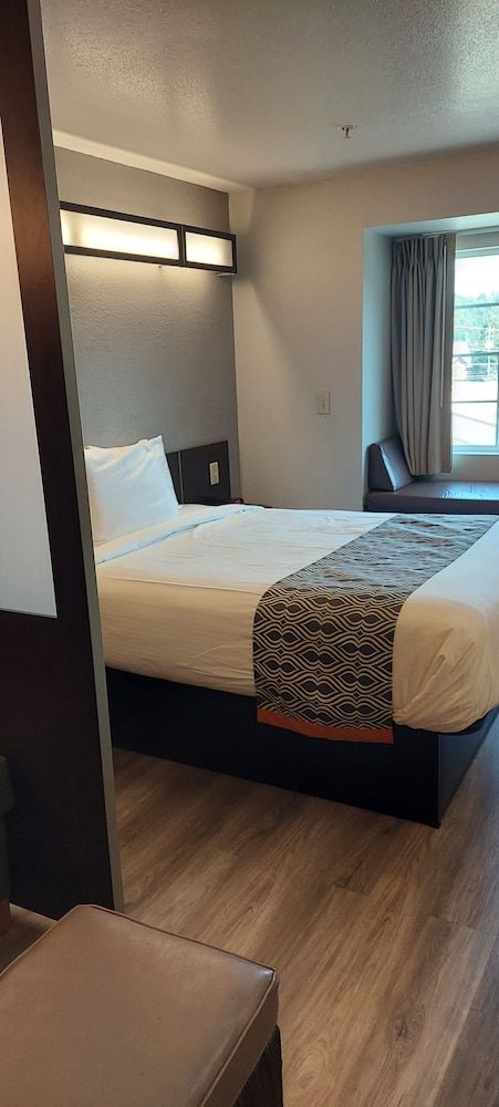 Deluxe Room, 1 Queen Bed, Accessible, Non Smoking (Mobility)