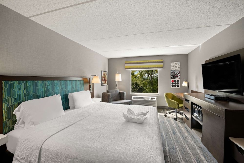 Hampton Inn & Suites Poughkeepsie Standard room with king bed 6