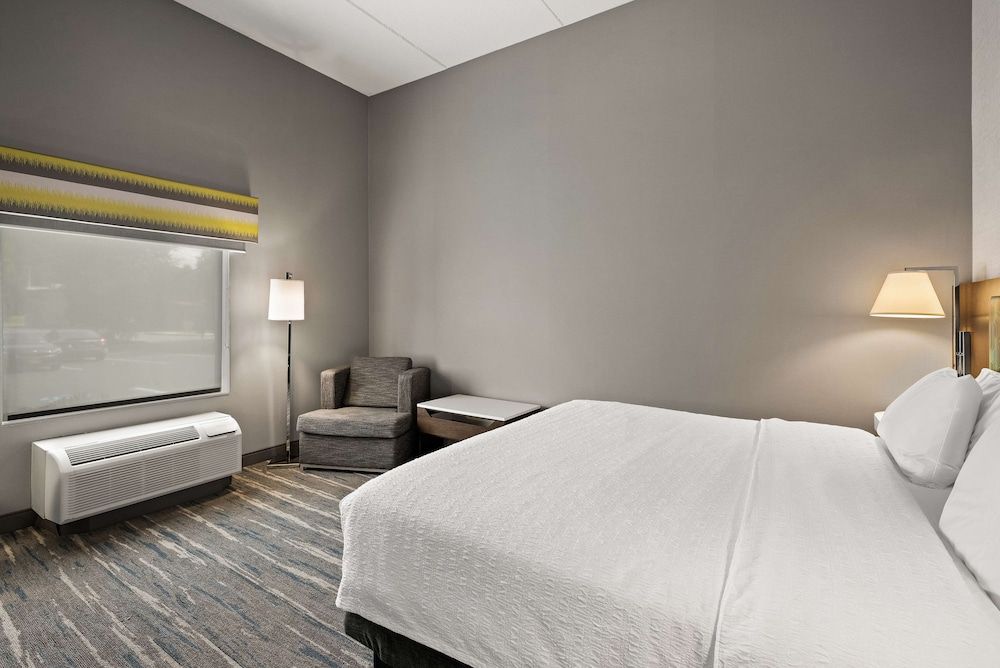 Hampton Inn & Suites Poughkeepsie Standard room with king bed 8