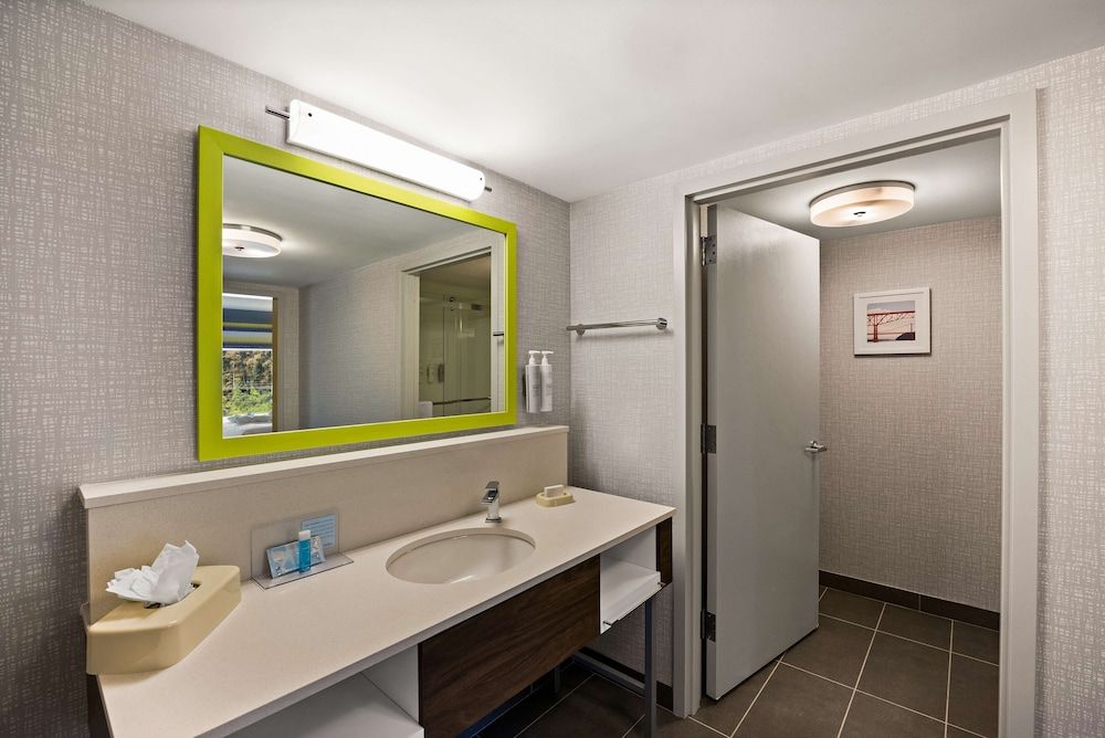 Hampton Inn & Suites Poughkeepsie Standard room with king bed 9