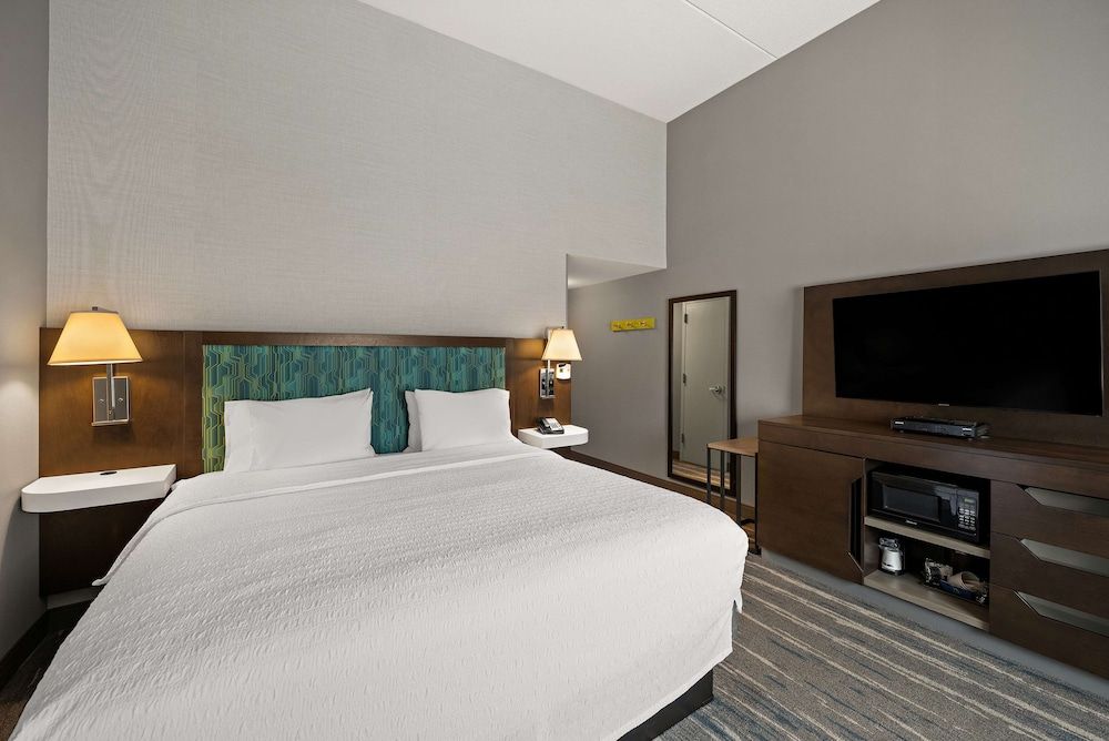Hampton Inn & Suites Poughkeepsie Standard room with king bed 4
