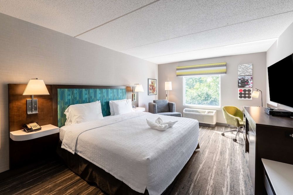 Hampton Inn & Suites Poughkeepsie Standard room with king bed 7