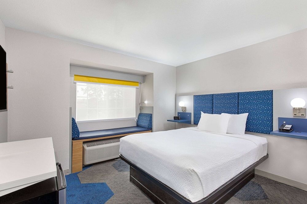 Standard Room, 1 Queen Bed