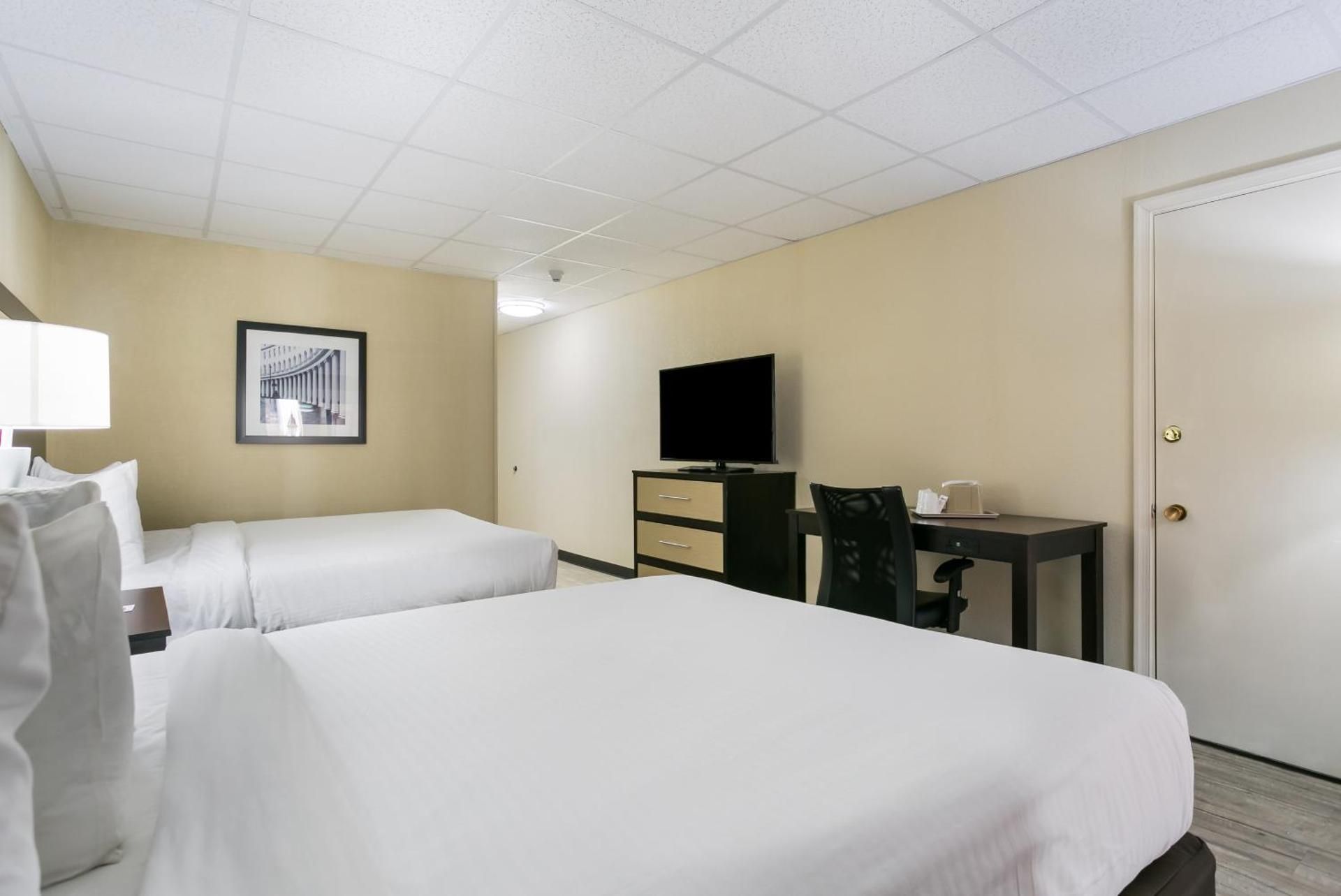 Deluxe Room with Two Queen Beds Poolside
