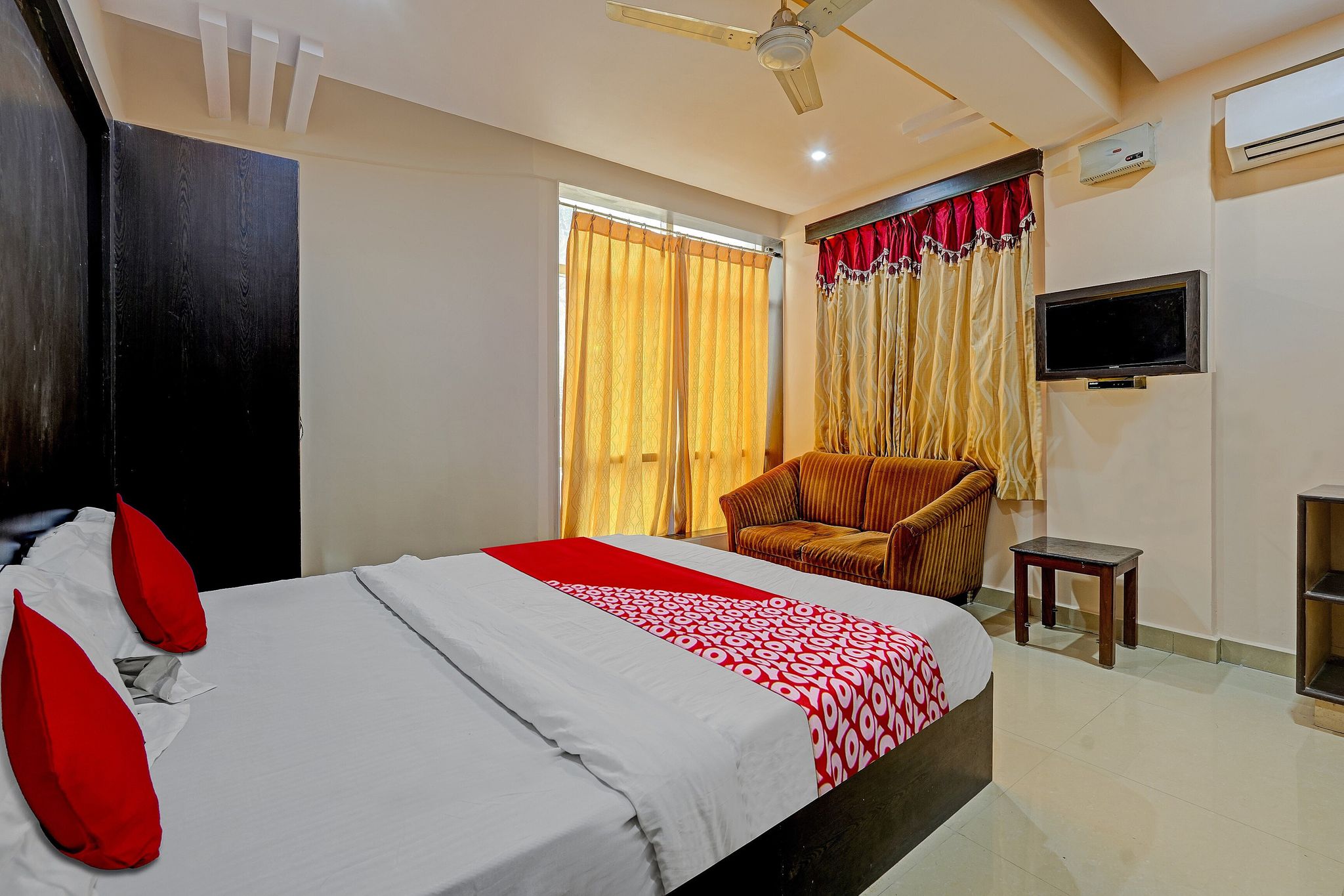 OYO Flagship BNS Lodge Near National College Basavanagudi Classic 6