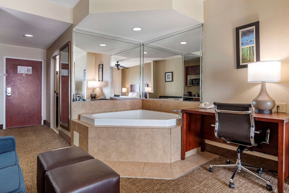 Suite, 1 King Bed, Non Smoking, Hot Tub