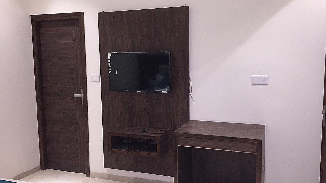 Large Single Room - Non-Smoking