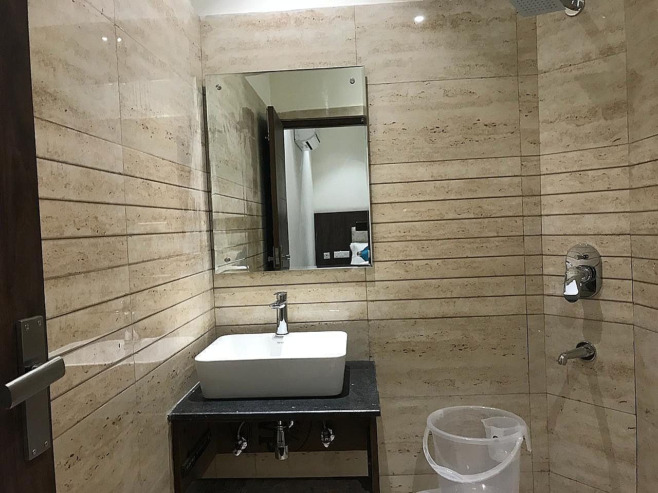 Large Single Room - Non-Smoking