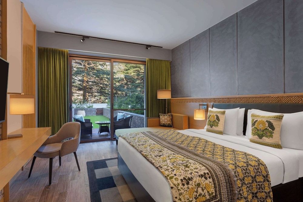 1 King Bed with Private Garden
