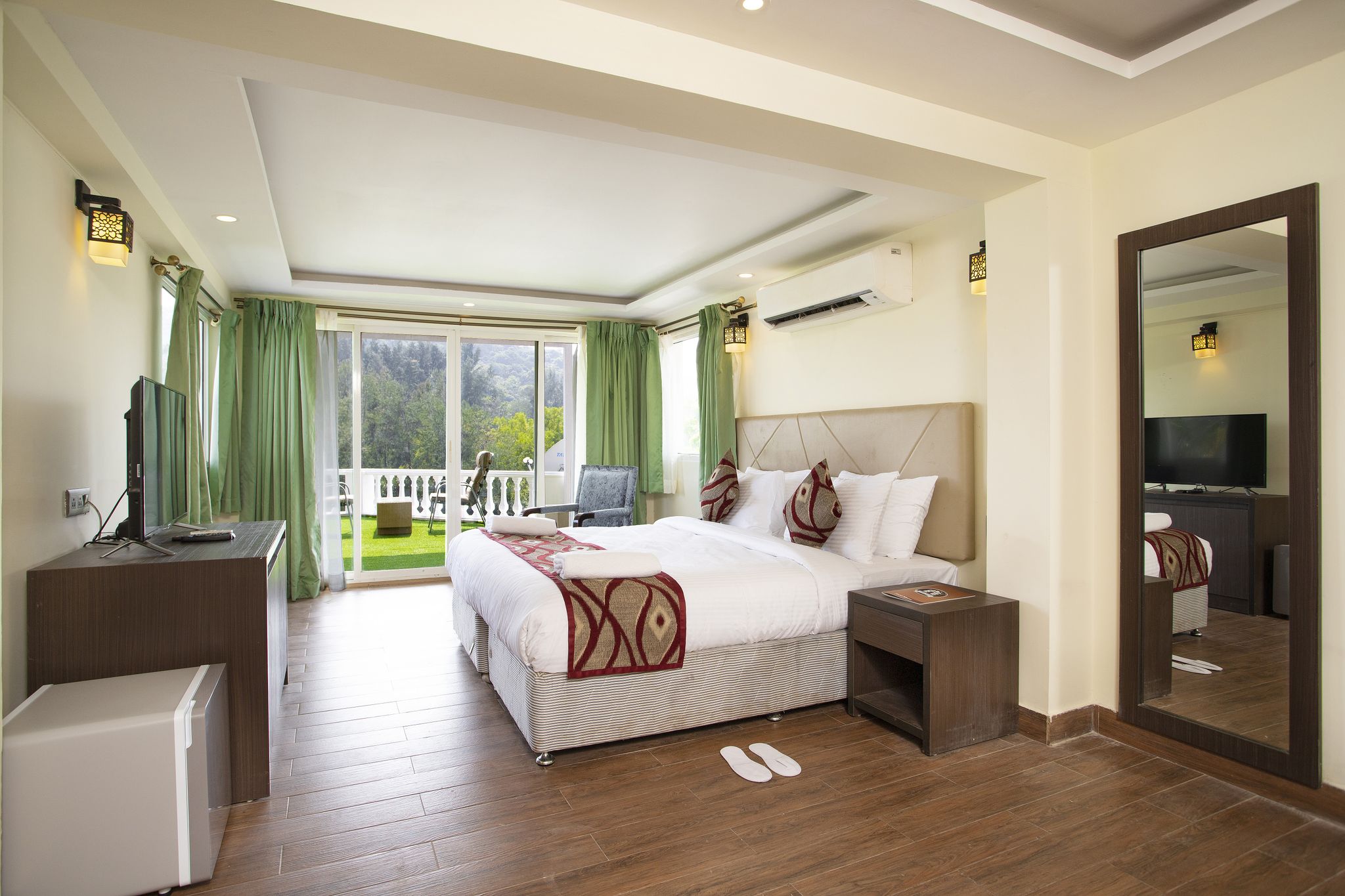 Pool Front Room - Inactive