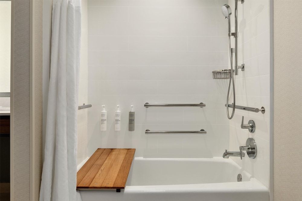 Deluxe Room, 1 King Bed, Accessible, Bathtub (Hearing, Peloton Bike)