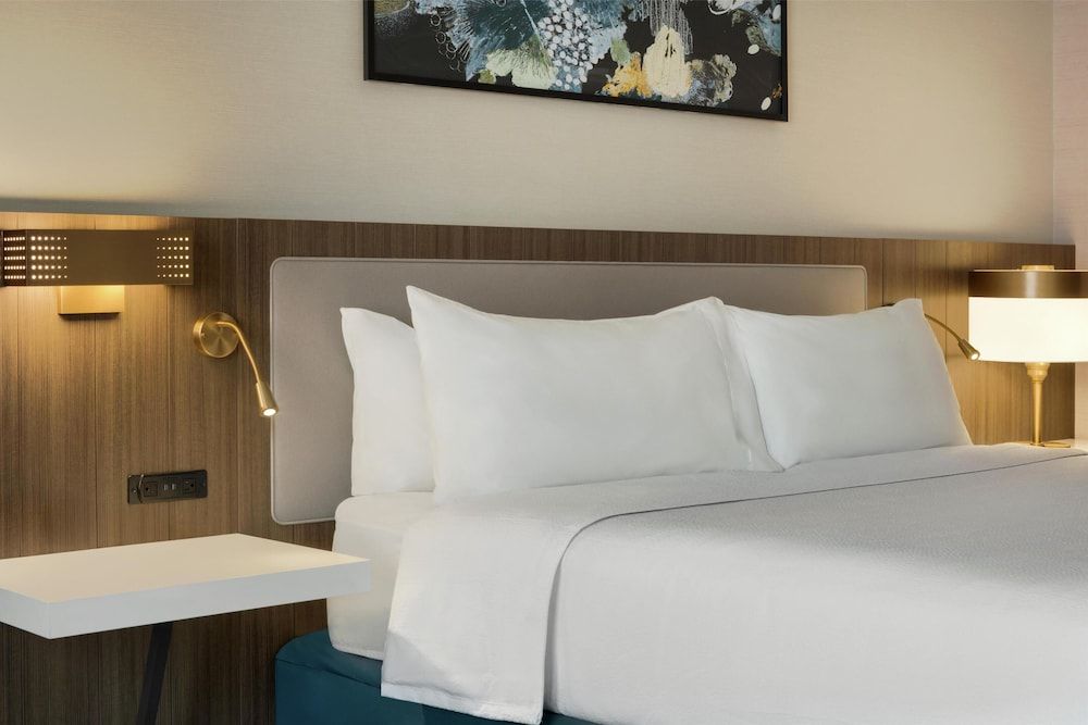 Deluxe Room, 1 King Bed, Accessible, Bathtub (Hearing, Peloton Bike)