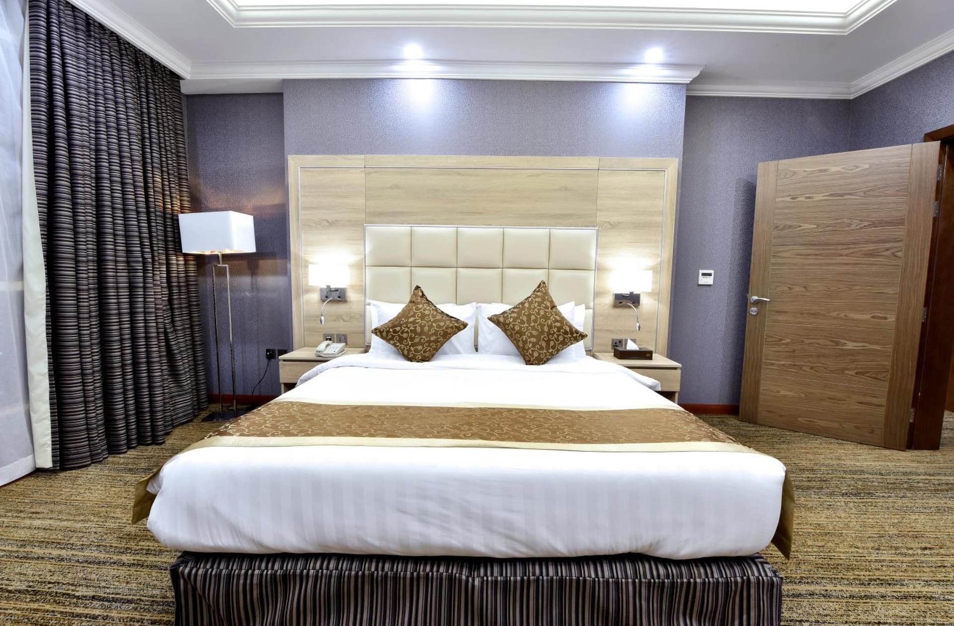 undefined Iridium 70 Hotel 3