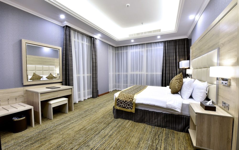 undefined Iridium 70 Hotel 9