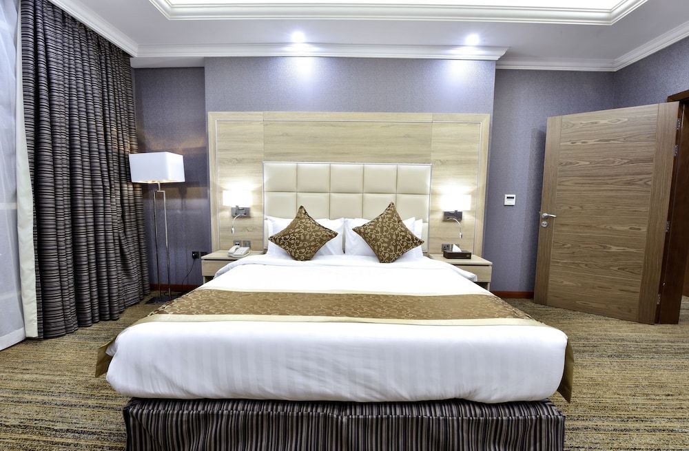 undefined Iridium 70 Hotel 8
