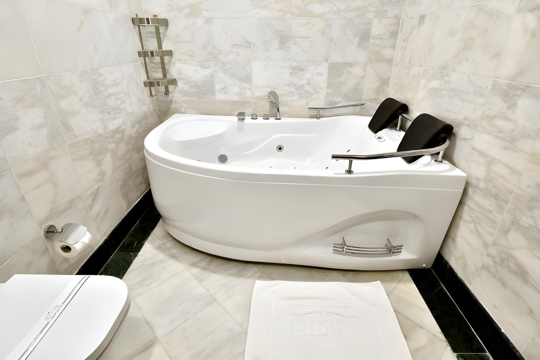 undefined Iridium 70 Hotel 5