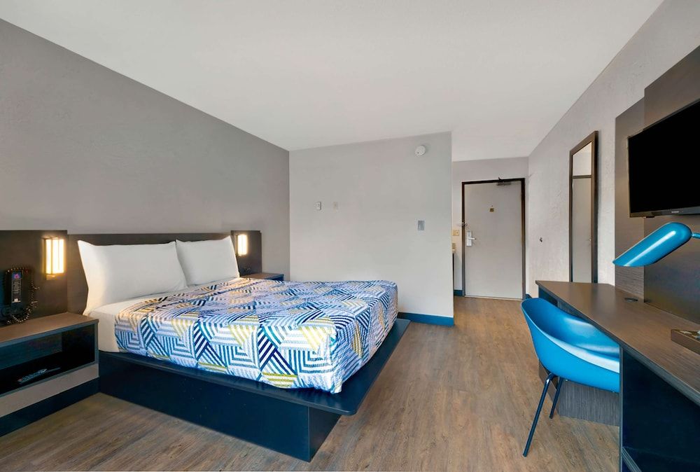 Motel 6 Oak Creek, WI Standard Room, 1 Queen Bed, Non Smoking 3