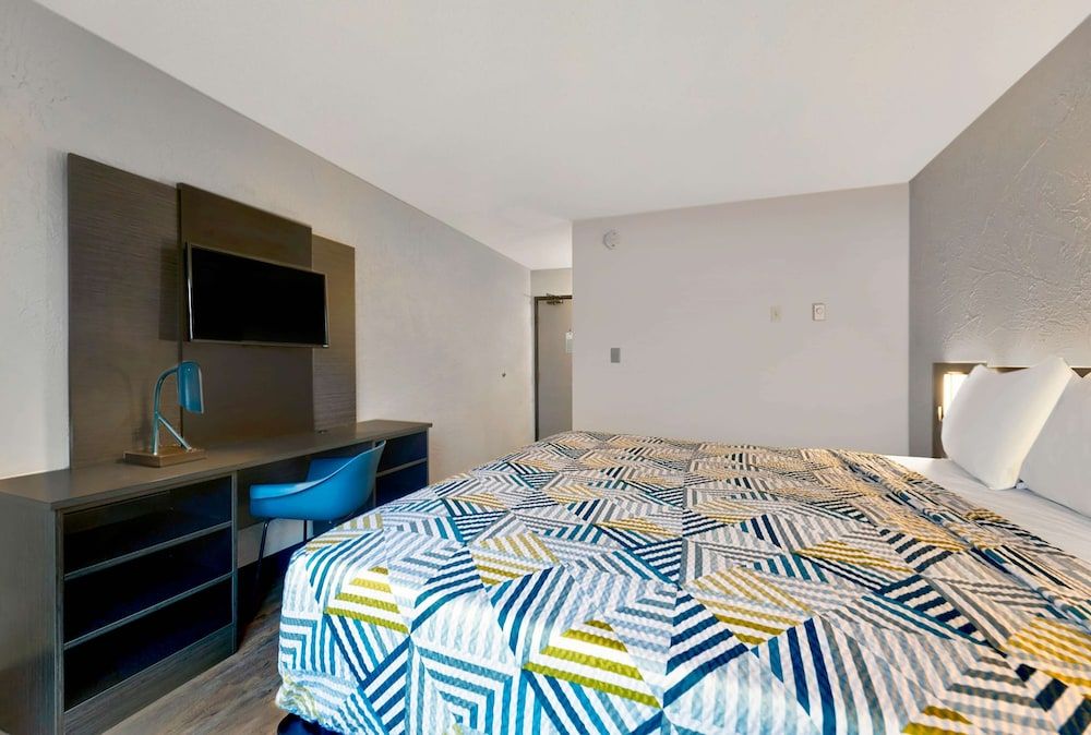 Motel 6 Oak Creek, WI Standard Room, 1 Queen Bed, Non Smoking