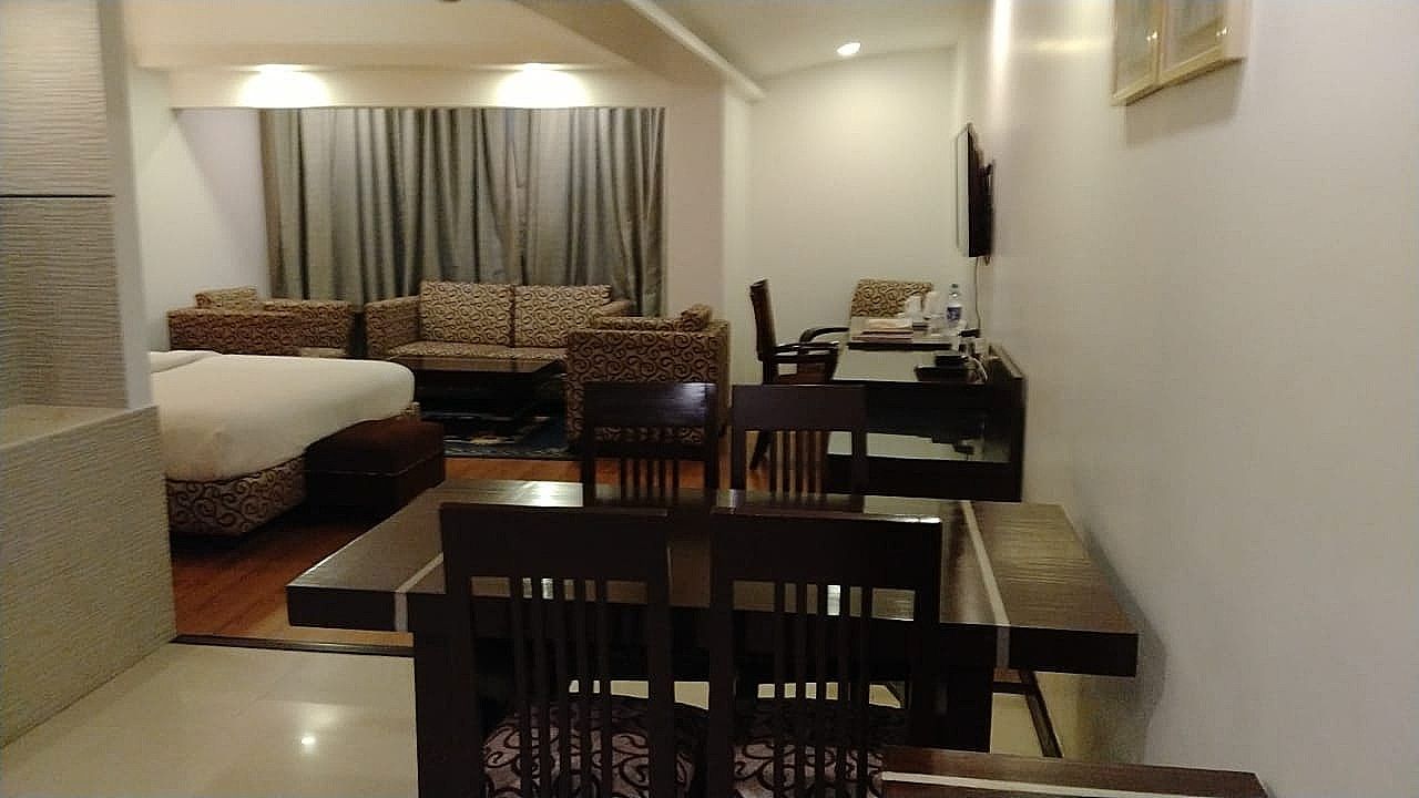 Club Royal Room (With Bathtub)