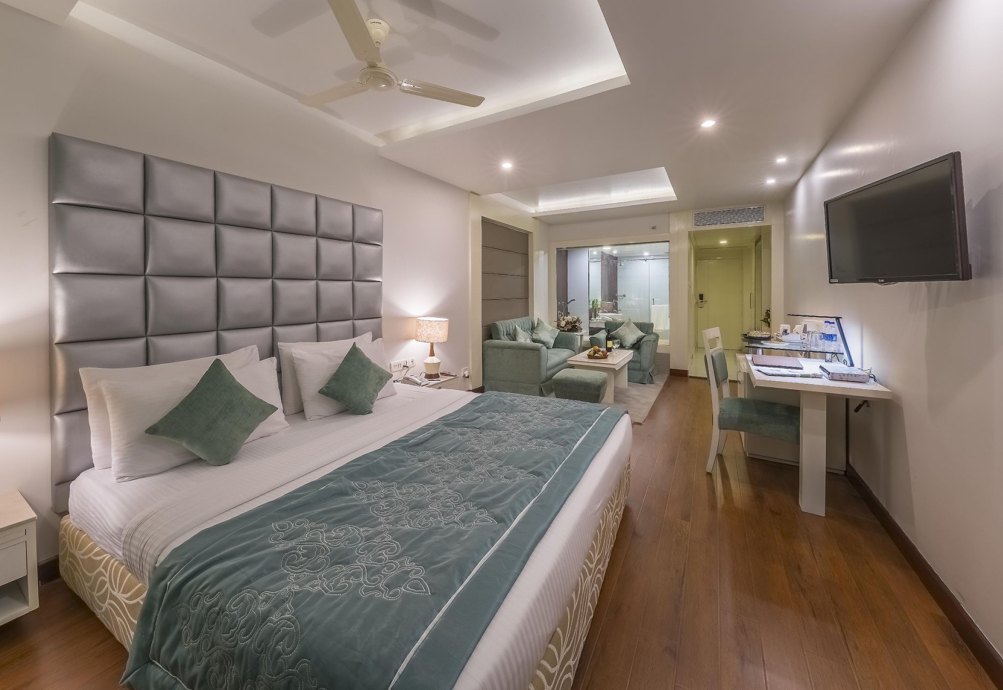 Club Royal Room (With Bathtub)