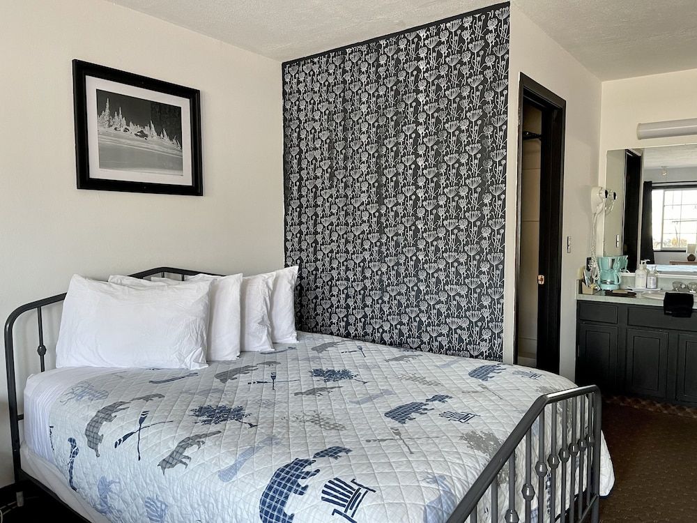 Chalet Motel Whitefish Standard Room, 2 Queen Beds 13