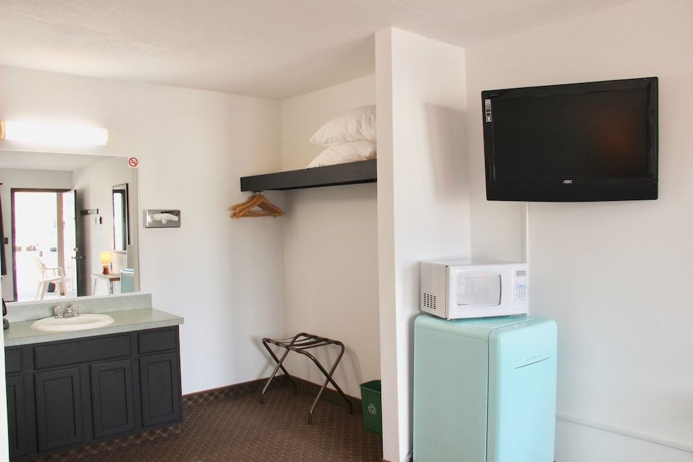 Chalet Motel Whitefish Standard Room, 2 Queen Beds 17