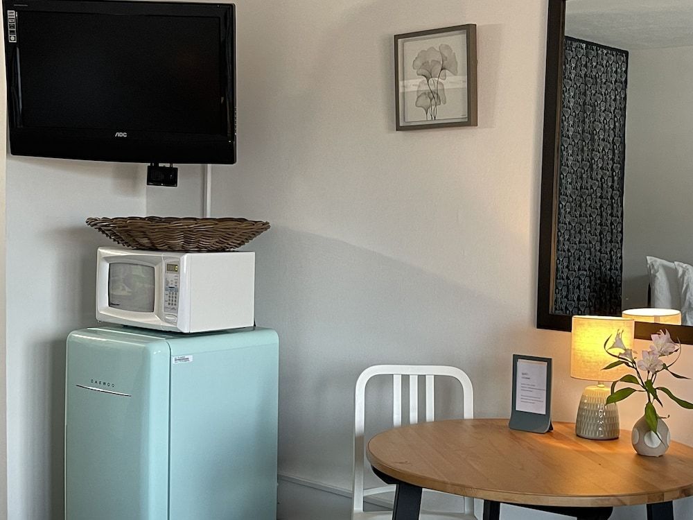 Chalet Motel Whitefish Standard Room, 2 Queen Beds 19