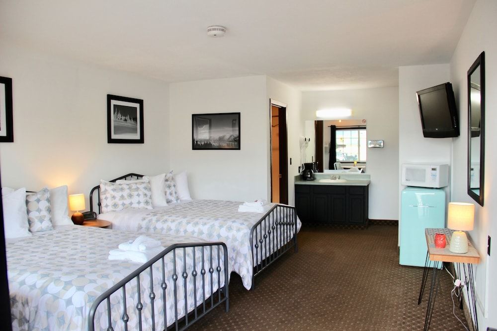 Chalet Motel Whitefish Standard Room, 2 Queen Beds 8