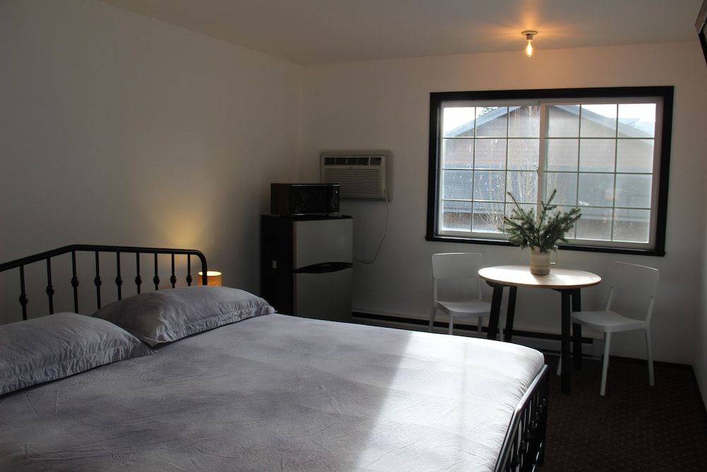 Chalet Motel Whitefish Standard Room, 2 Queen Beds 20