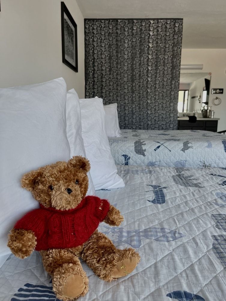 Chalet Motel Whitefish Standard Room, 2 Queen Beds 12