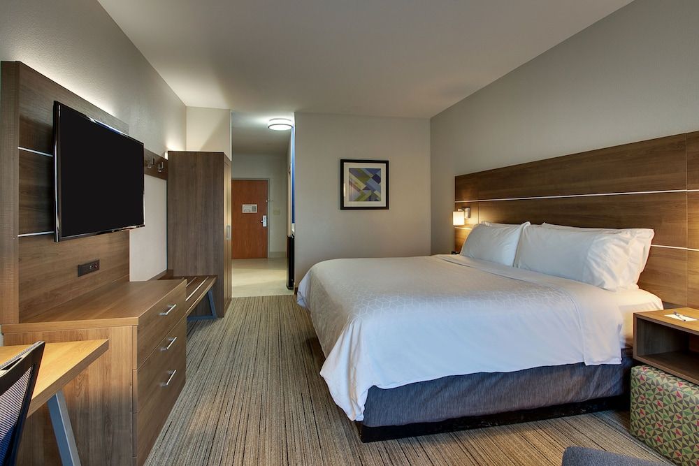 Suite, 1 King Bed, Accessible (Comms, Mobil, Access Tub)