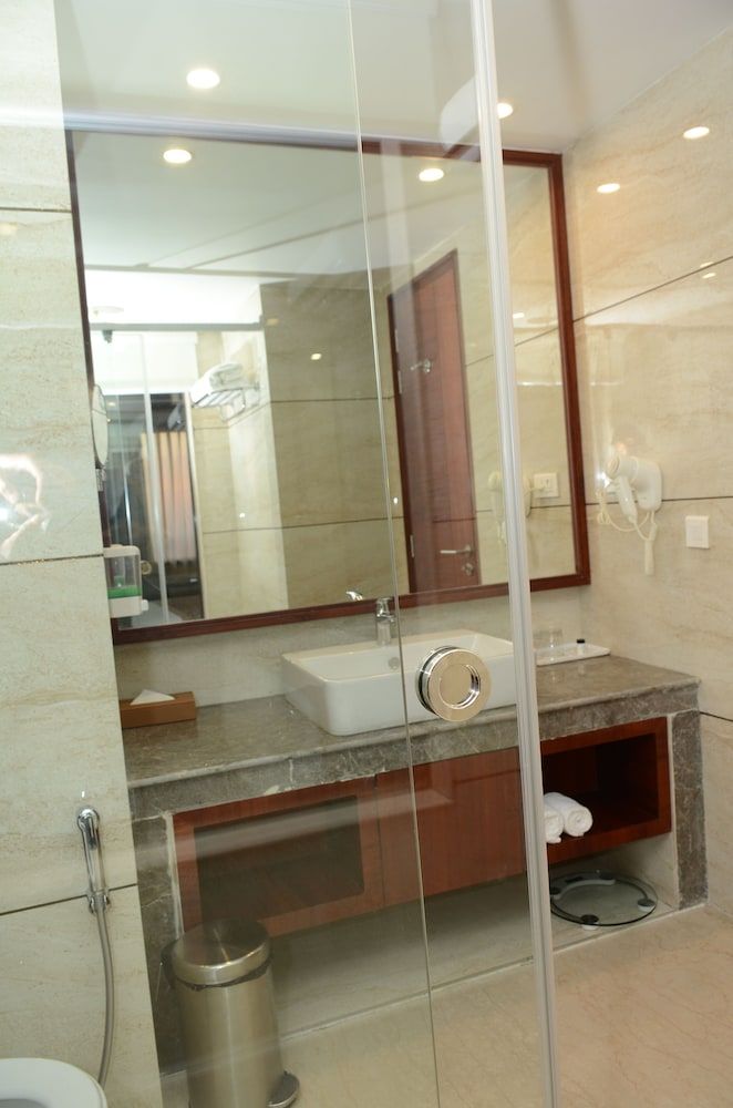Viraj Sarovar Portico Jammu Superior Room - 1 King Bed 30SQM WiFi Shower 3