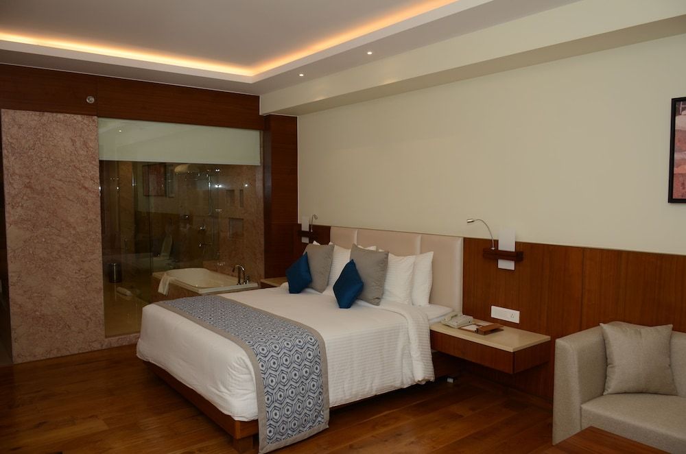 Viraj Sarovar Portico Jammu Superior Room - 1 King Bed 30SQM WiFi Shower
