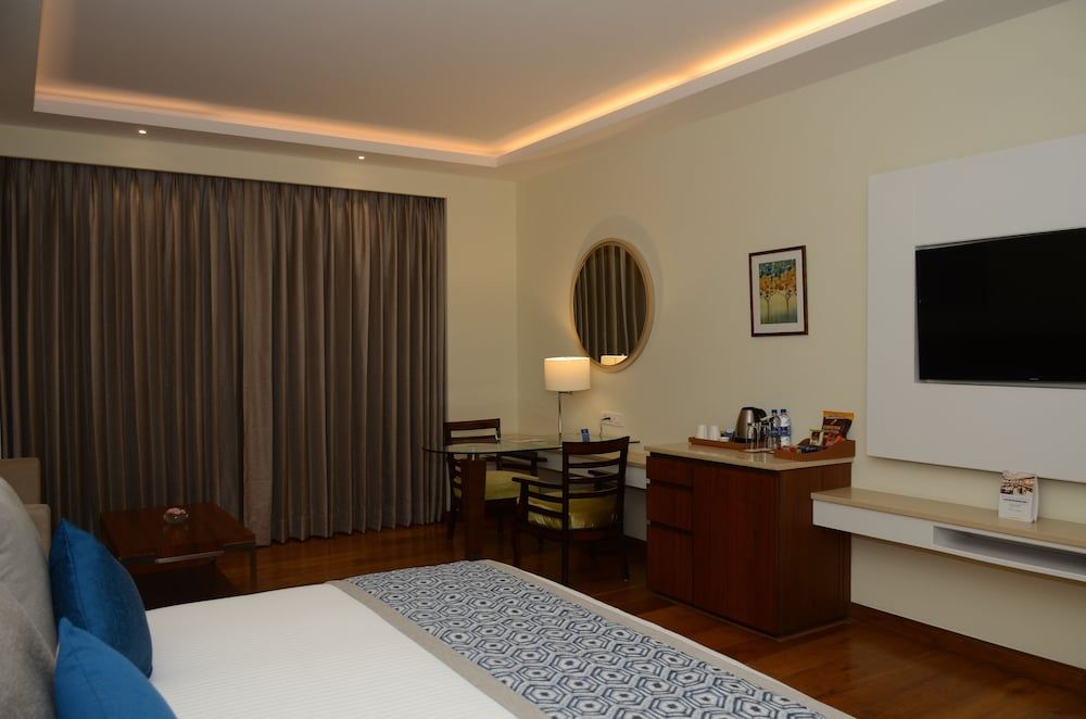 Viraj Sarovar Portico Jammu Superior Room - 1 King Bed 30SQM WiFi Shower 2