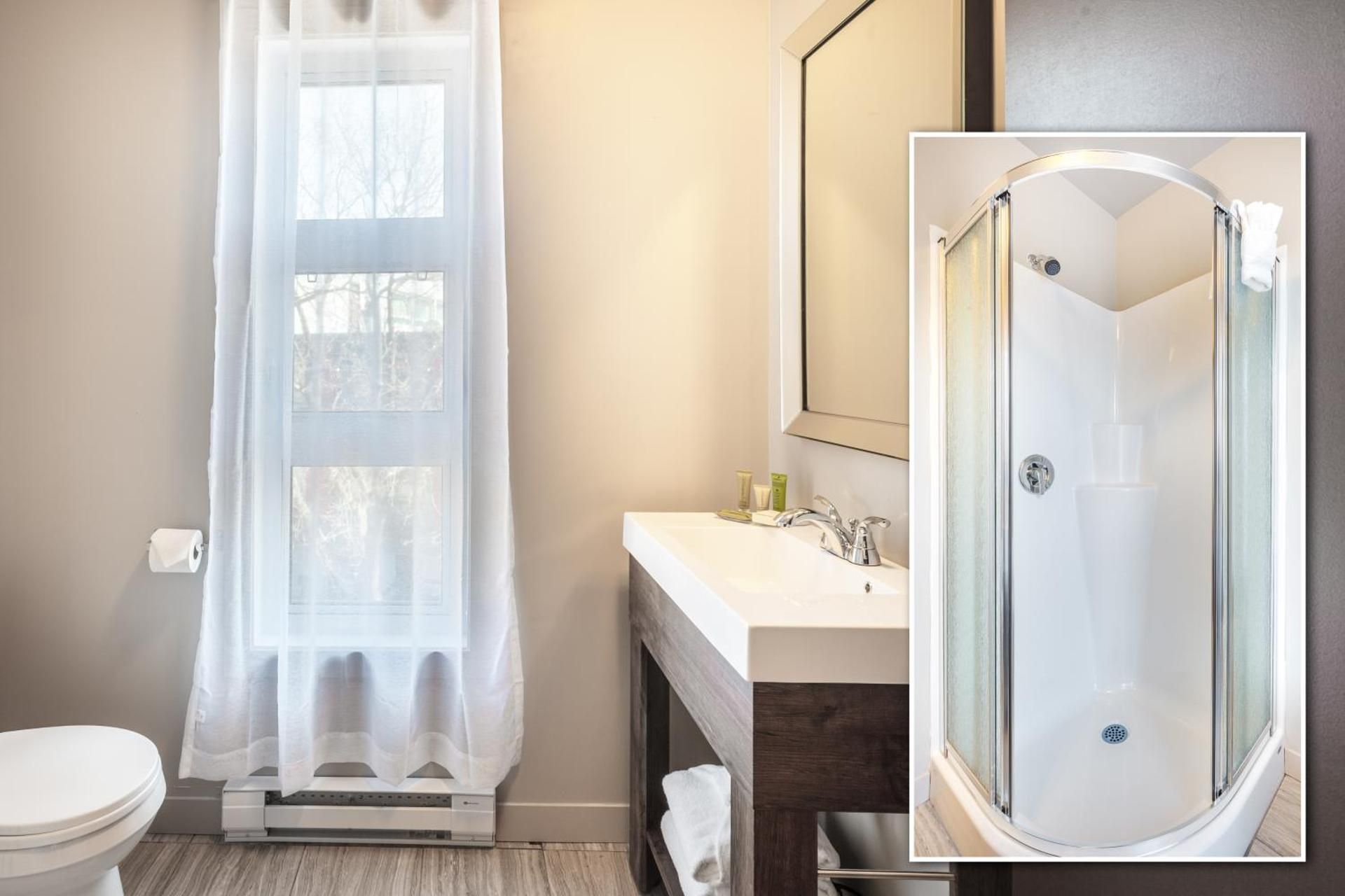 One Queen Bed Studio Building UNILOFT