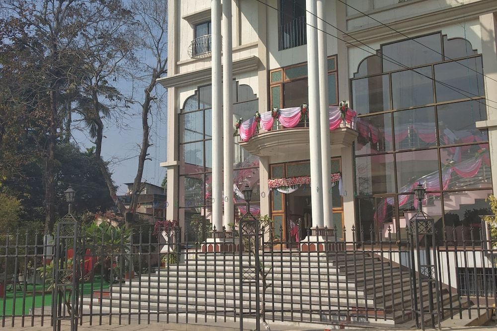 undefined OYO 27907 Greater Kailash The Palace 2