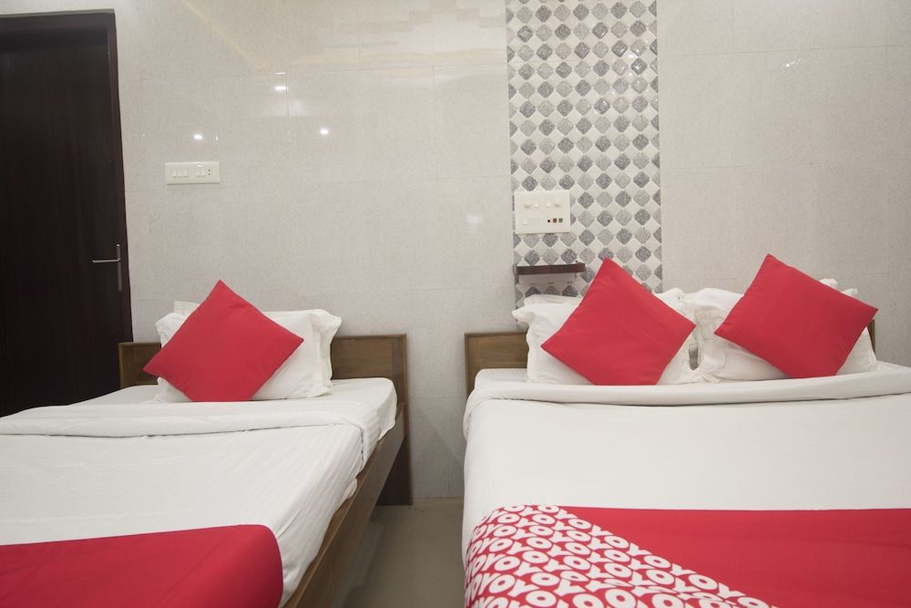 OYO 27907 Greater Kailash The Palace Deluxe Double or Twin Room, 1 Queen Bed 4