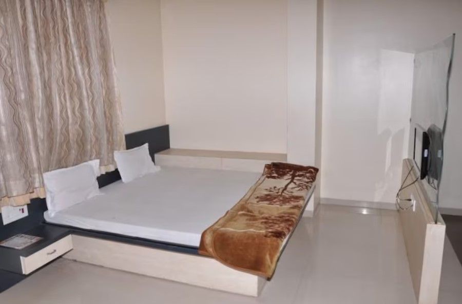 Hotel Dev Palace Lodging  AC Room