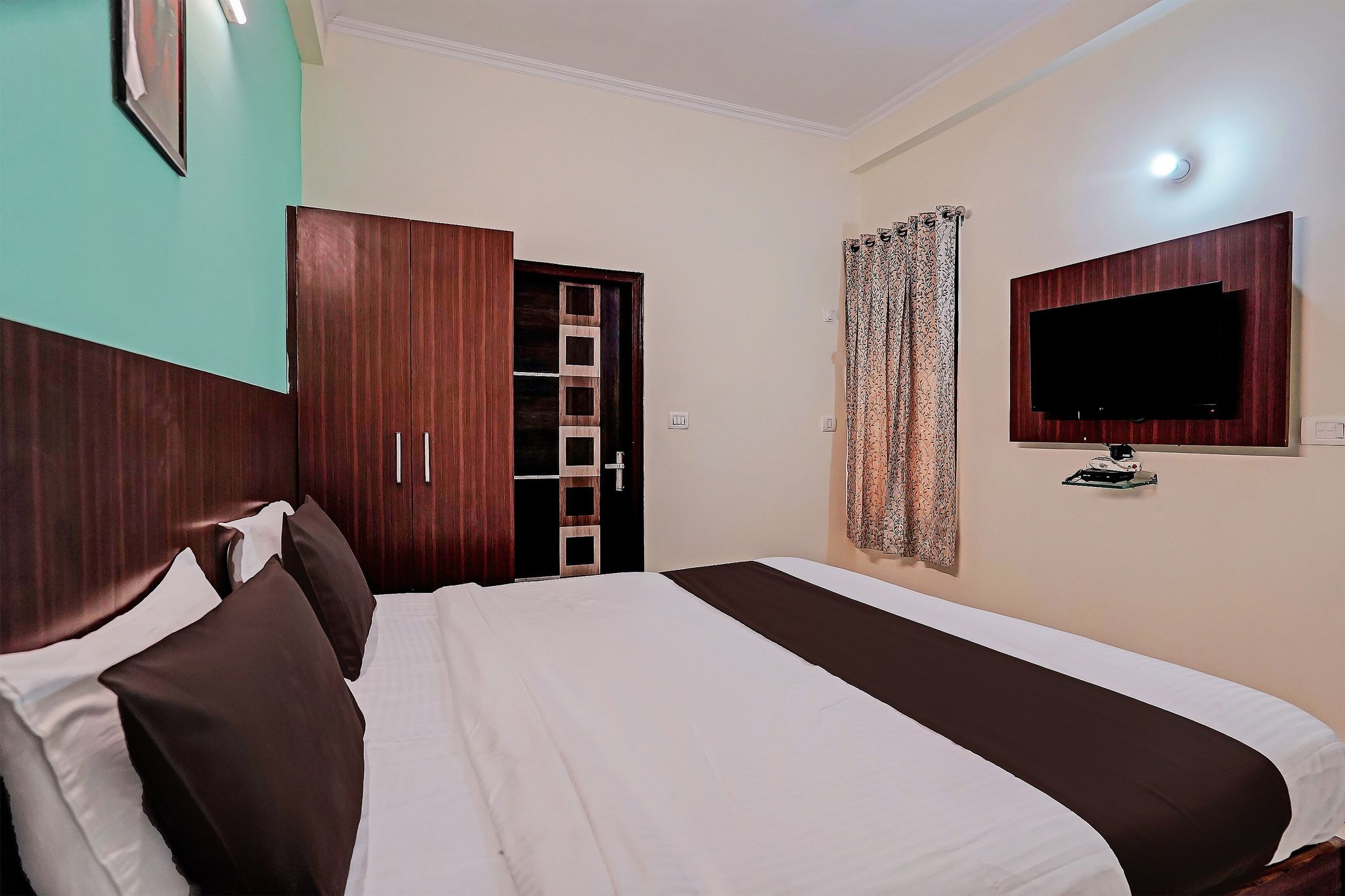 OYO Golden Imperial Near PVR Ansal Plaza Greater Noida Classic 4