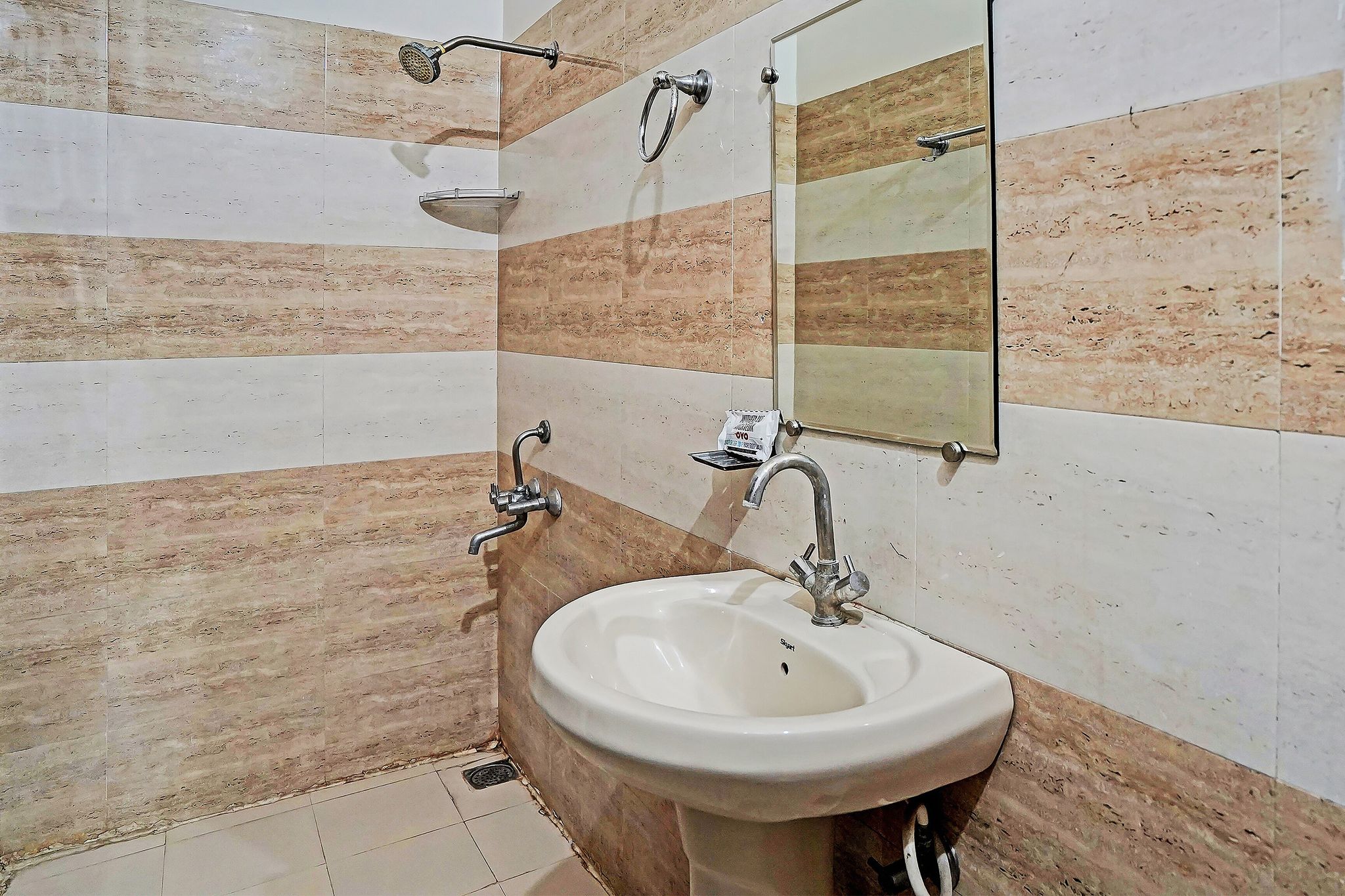OYO Golden Imperial Near PVR Ansal Plaza Greater Noida Classic 16