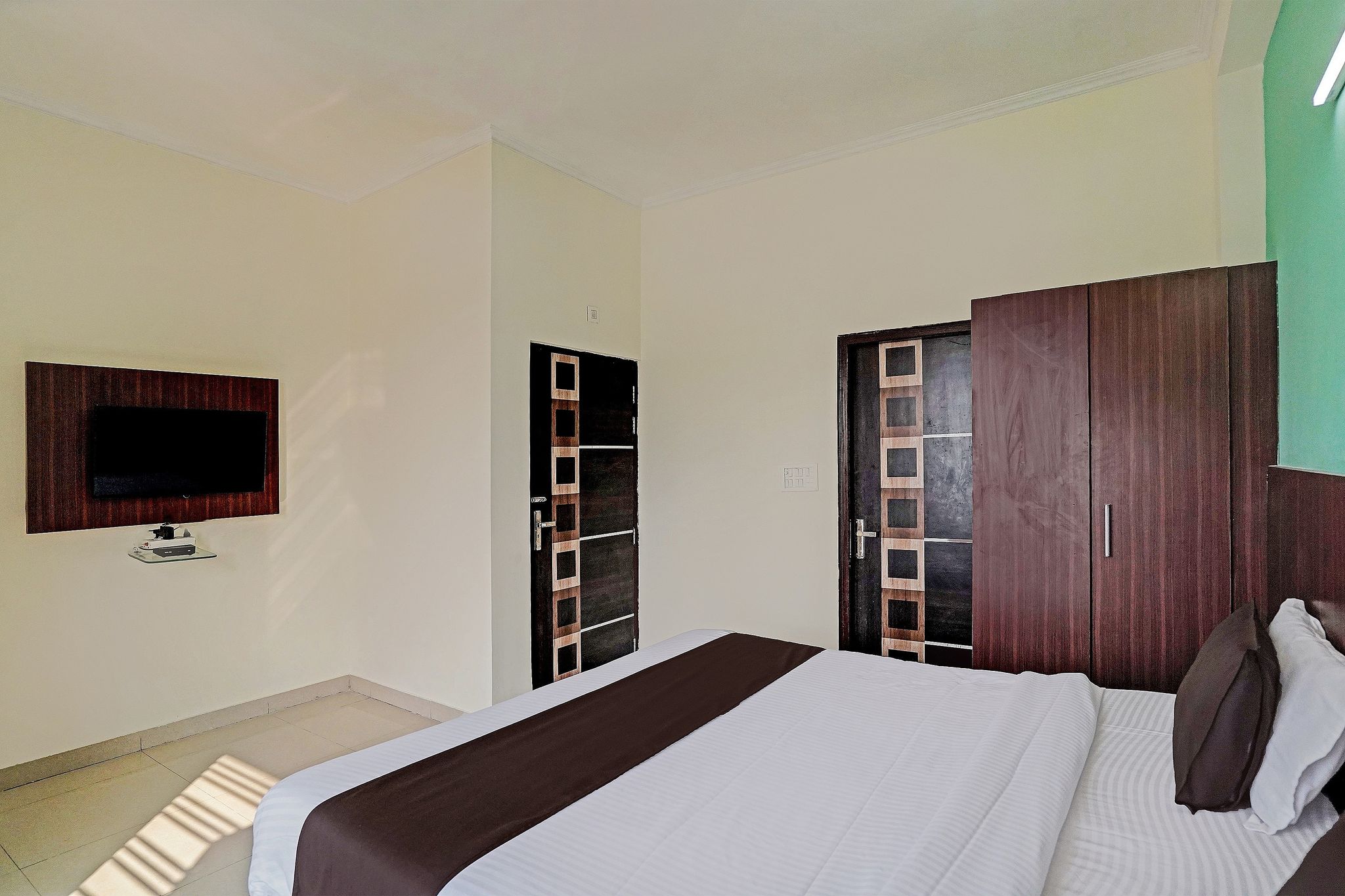 OYO Golden Imperial Near PVR Ansal Plaza Greater Noida Classic 2
