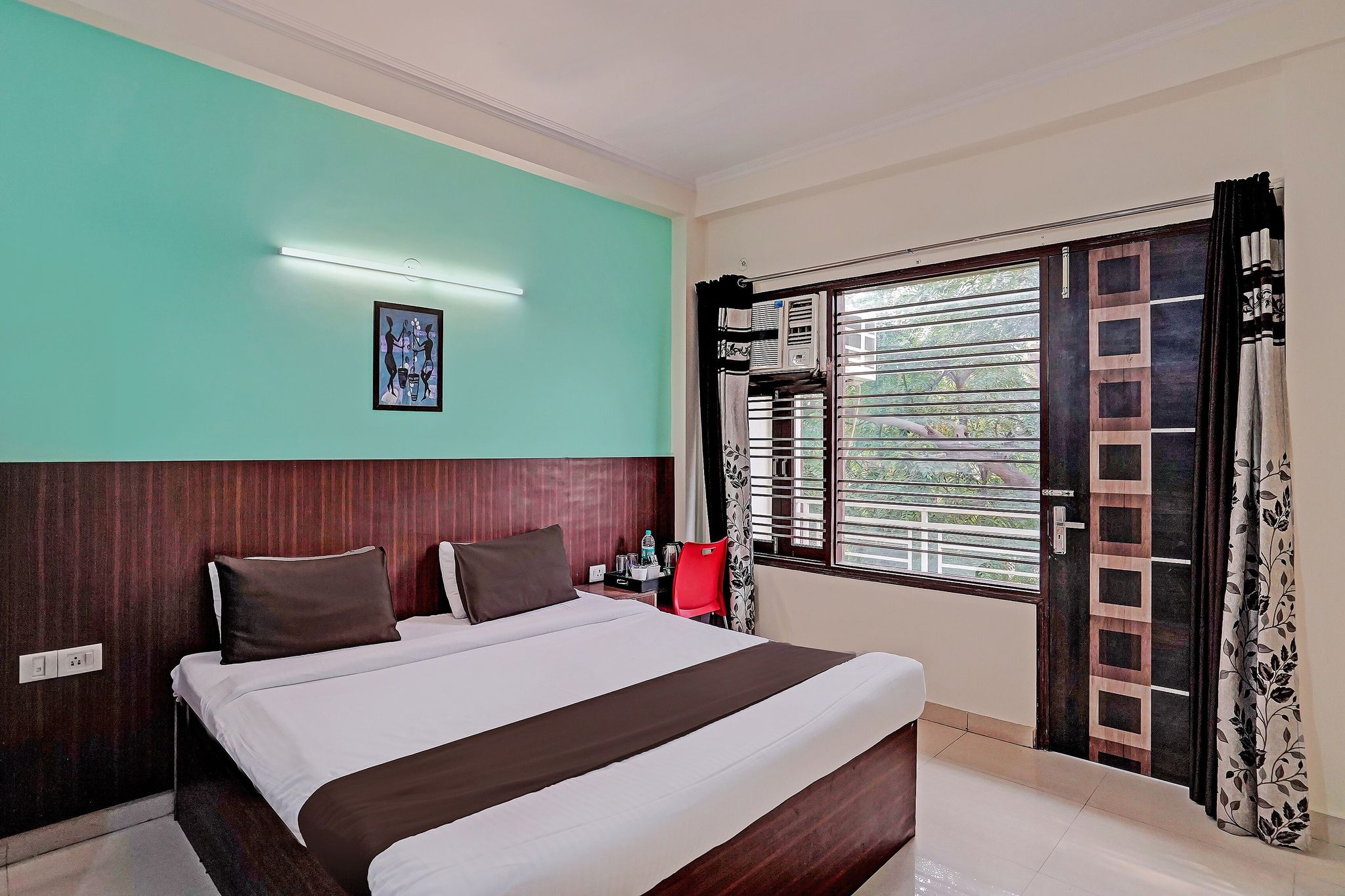 OYO Golden Imperial Near PVR Ansal Plaza Greater Noida Classic 8