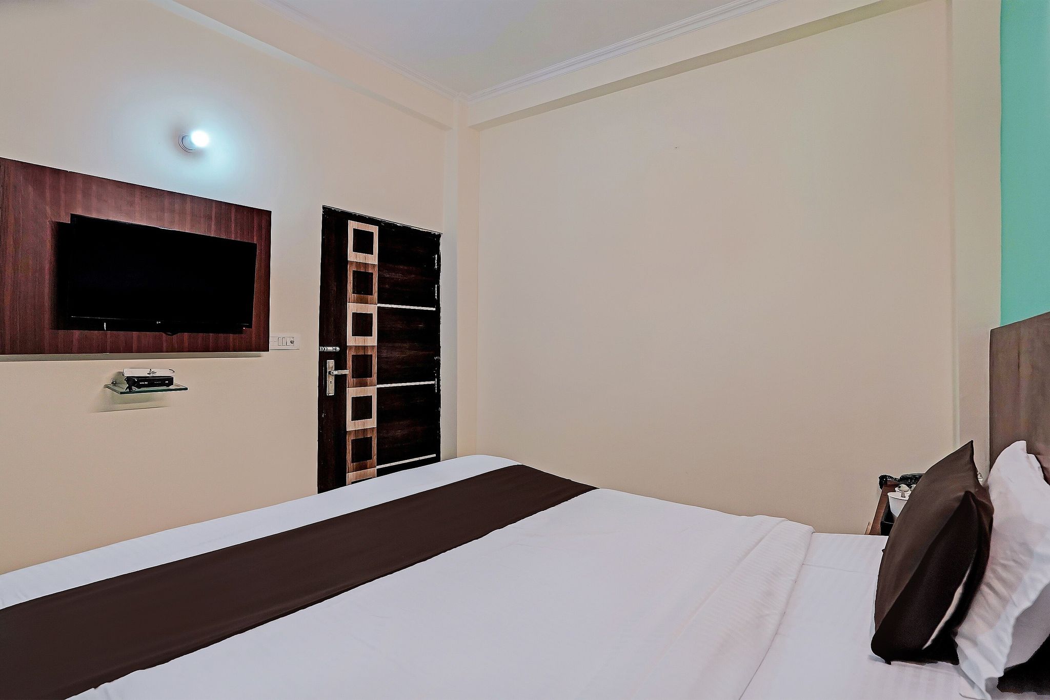 OYO Golden Imperial Near PVR Ansal Plaza Greater Noida Classic 11