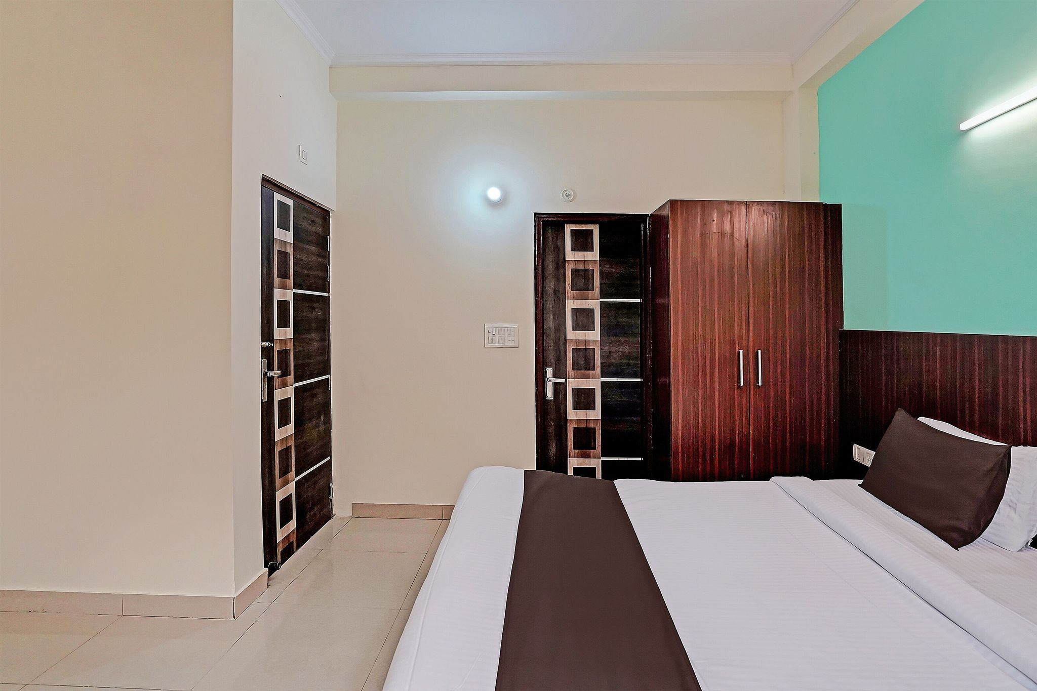 OYO Golden Imperial Near PVR Ansal Plaza Greater Noida Classic 3