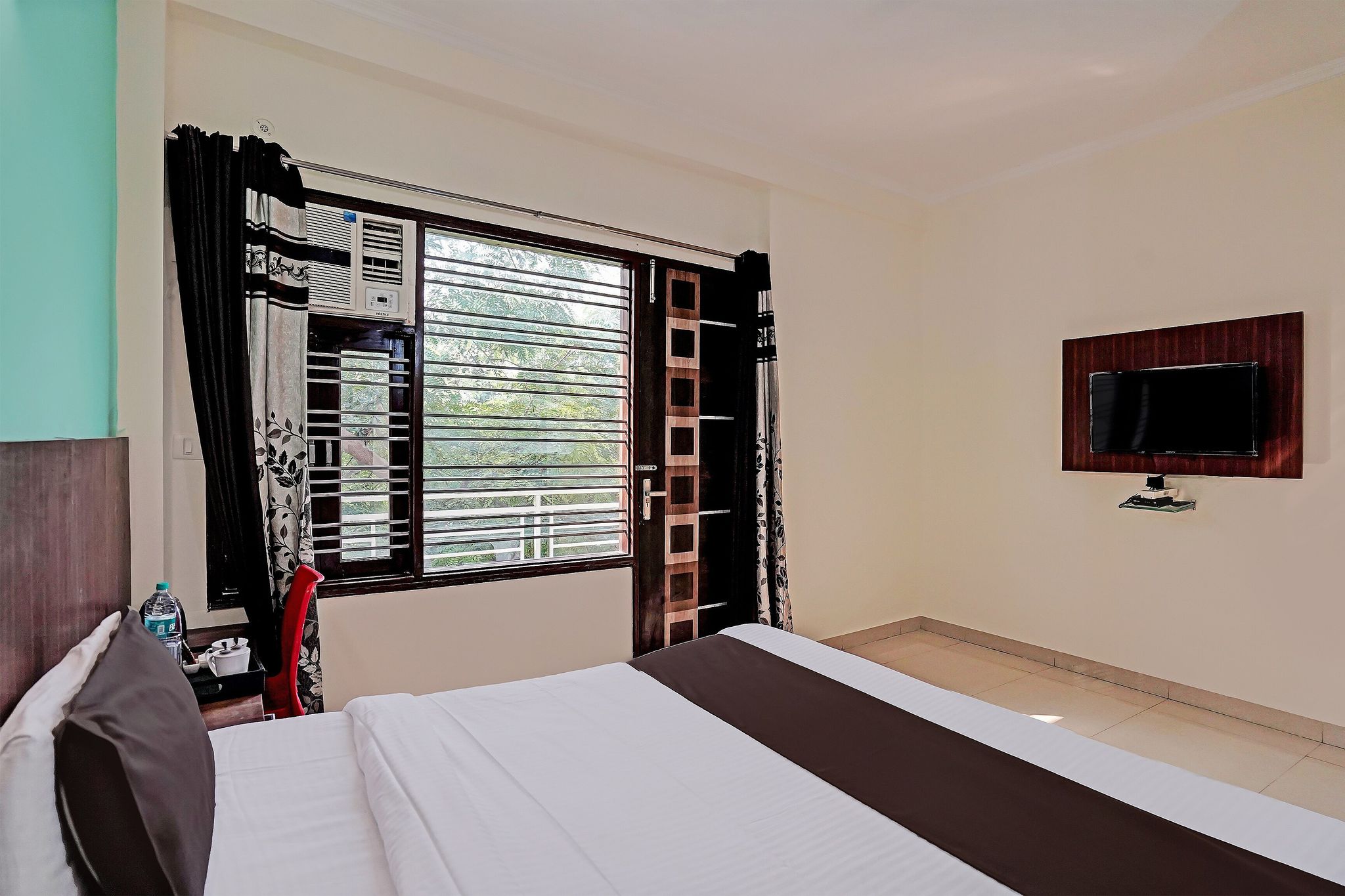 OYO Golden Imperial Near PVR Ansal Plaza Greater Noida Classic 12
